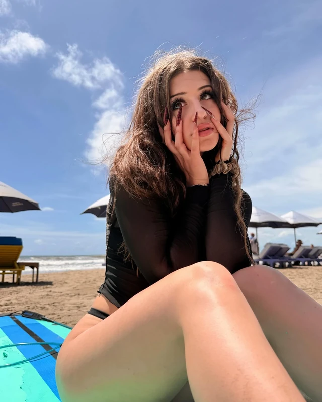 Госпожа Эвелин показала фигура на пляже ❤️